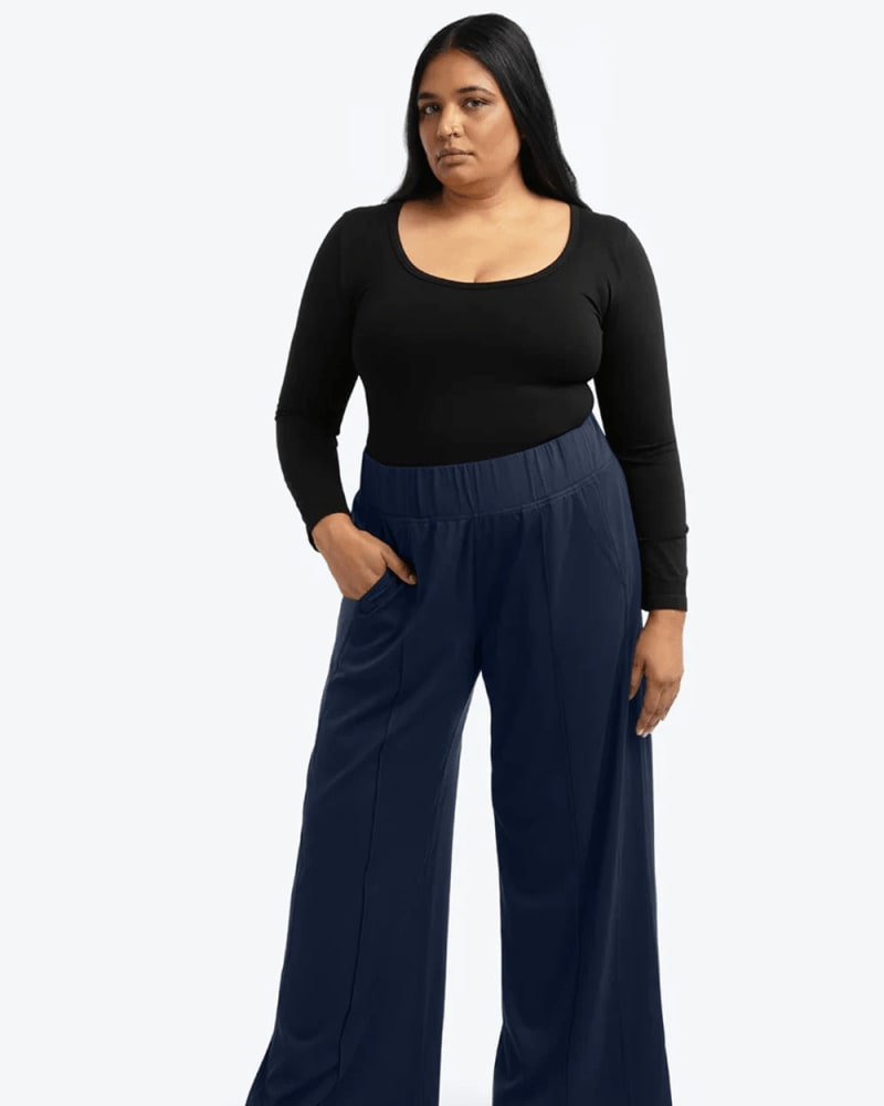 Front of a model wearing a size 22 The Multitasker Pant in Oxford Navy by See Rose Go. | dia_product_style_image_id:316344